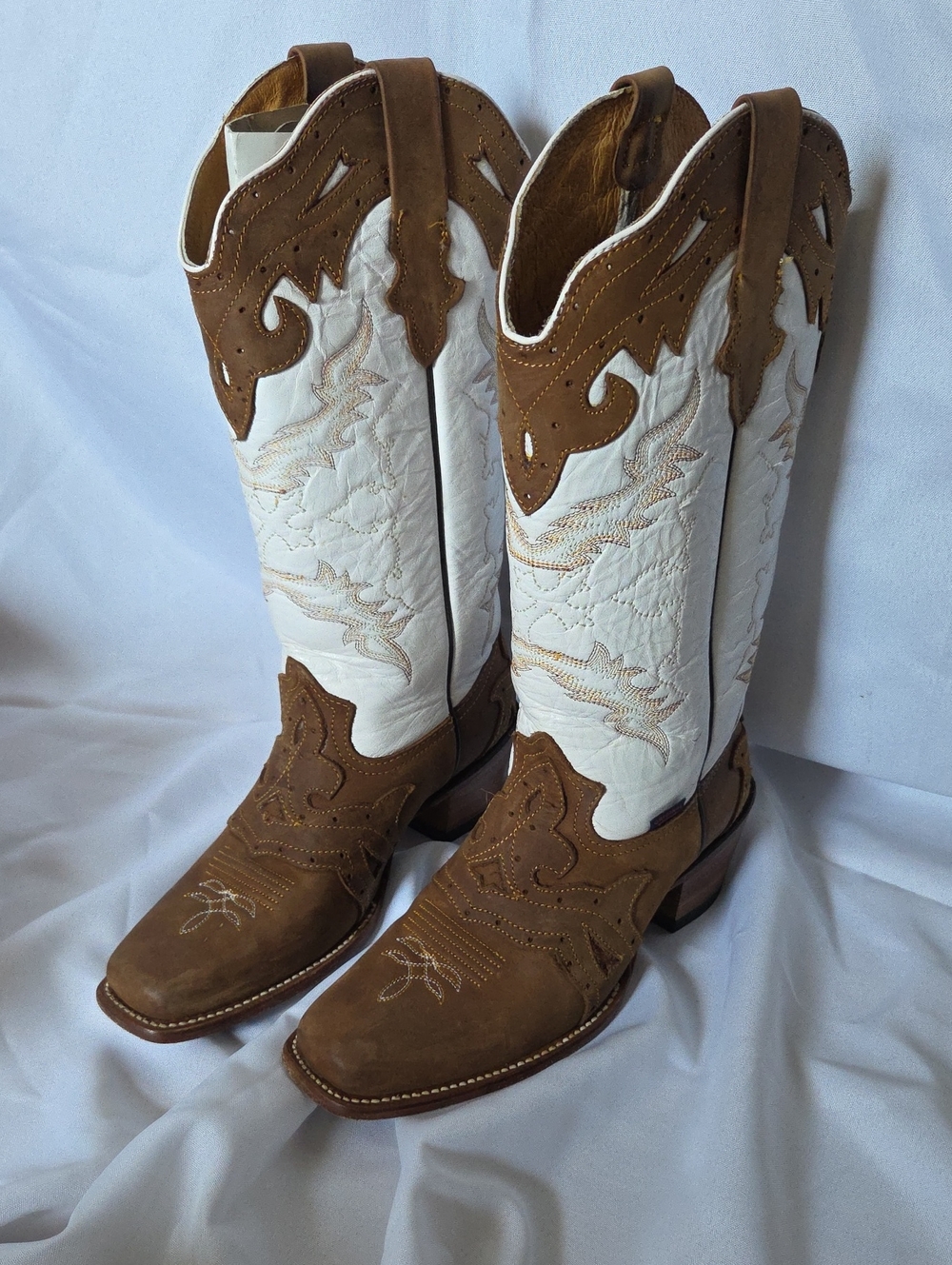 Women's Two-Tone Western Heeled Boots - White & Brown